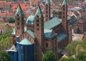 Monjas de la “Congregación de las Hermanas del Divino Redentor”  de la ciudad de Speyer llevaron a niños para que fueran abusados ​​sexualmente por sacerdotes y políticos, según acusaciones en el tribunal de Darmstadt