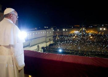El director de la Oficina de Prensa vaticana, Matteo Bruni, anunció que el Papa padece de una “dolorosa ciática” que le impedirá participar en los eventos de fin de año