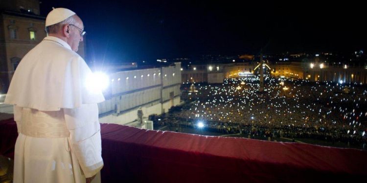 El director de la Oficina de Prensa vaticana, Matteo Bruni, anunció que el Papa padece de una “dolorosa ciática” que le impedirá participar en los eventos de fin de año