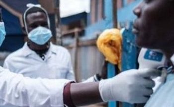 Gobierno de Sudáfrica niega que la nueva variante del coronavirus encontrado en Gran Bretaña haya contribuido a una segunda ola de infecciones en ese país europeo como dice el gobierno de Boris Johnson