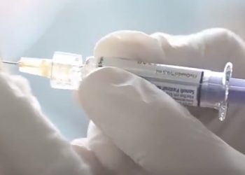 Tienen prisa: Funcionarios británicos aprobaron el miércoles la vacuna COVID-19 de Pfizer para uso de emergencia, lo que convirtió al Reino Unido en el primer país en hacerlo