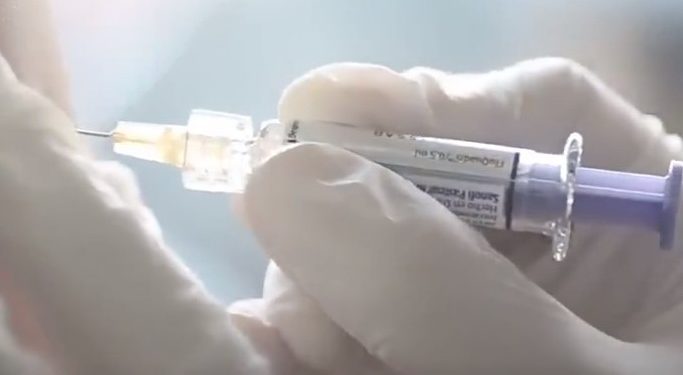 Tienen prisa: Funcionarios británicos aprobaron el miércoles la vacuna COVID-19 de Pfizer para uso de emergencia, lo que convirtió al Reino Unido en el primer país en hacerlo