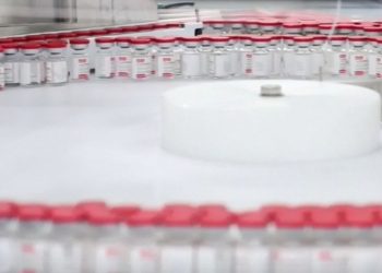 Variantes del coronavirus detectadas en Gran Bretañay Sudáfrica no parecen agravar la enfermedad o afectar su respuesta a las vacunas, dice la OMS