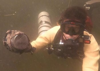 Entre los 700 kilos de residuos sólidos extraídos del cenote Chen há, ubicado en el municipio de Kopomá, se encontraron 112 medidores de la CFE altamente contaminantes