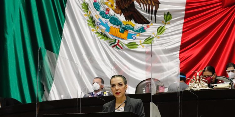 Se otorgarán concesiones a pueblos indígenas para que transmitan en sus lenguas originarias / El dictamen, aprobado por consenso de 454 votos en el Congreso, fortalece los alcances de las radios comunitarias, dicen