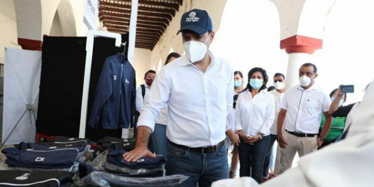 Chamarras, becas para estudiantes de primaria y secundaria así como obras de infraestructura urbana fueron entregadas por el gobernador en Tahmek