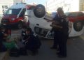 Tremendo susto se llevó la conductora de un Matiz blanco hoy   al chocar y volcarse por la mañana en el centro de Mérida