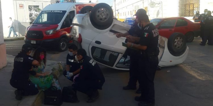 Tremendo susto se llevó la conductora de un Matiz blanco hoy al chocar y volcarse por la mañana en el centro de Mérida