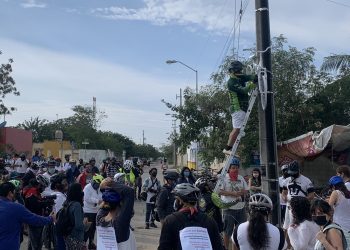 “¡Queremos justicia para Jacinto”!, exigieron familiares, amigos y ciclistas que en Mérida salieron a rodar para colocar una “bicicleta blanca” en el lugar donde fue atropellado el ciclista Jacinto León Guzmán