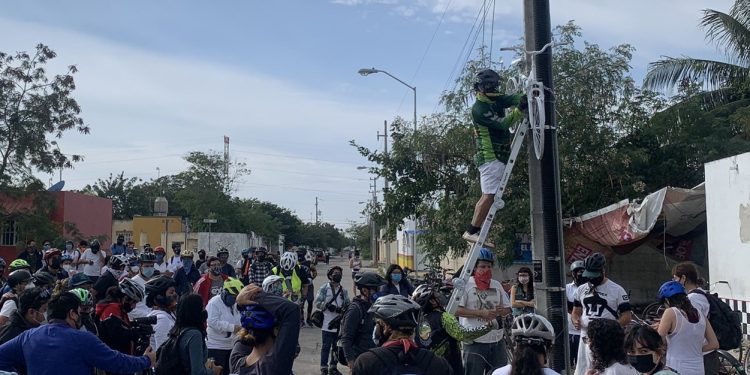 “¡Queremos justicia para Jacinto”!, exigieron familiares, amigos y ciclistas que en Mérida salieron a rodar para colocar una “bicicleta blanca” en el lugar donde fue atropellado el ciclista Jacinto León Guzmán