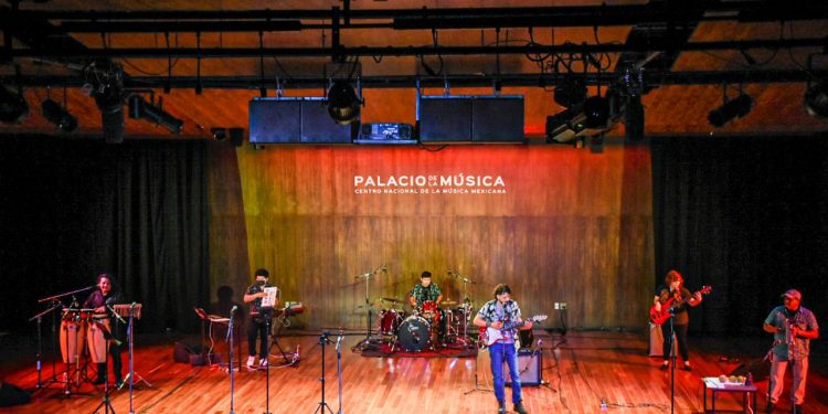 Música y danzas creadas durante el confinamiento cautivan en el Mérida Fest 2021 con Emiliano Buenfil y la Chancil Tropical en el estreno del Concierto “AC/DC”