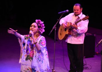 La trova yucateca se disfrutó esta noche en su máxima expresión en las voces de Los Juglares en el concierto inaugural del Mérida Fest 2021 “La trova va, una fiesta responsable”