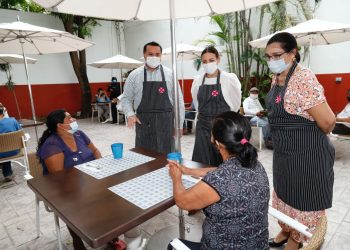 El alcalde de Mérida y su esposa, presidenta del DIF Municipal, visitan el Comedor Comunitario Refettorio Mérida, que brinda alimentos a personas en situación de calle