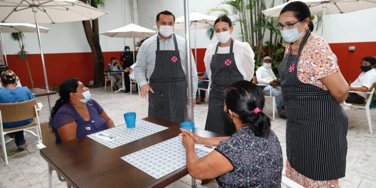 El alcalde de Mérida y su esposa, presidenta del DIF Municipal, visitan el Comedor Comunitario Refettorio Mérida, que brinda alimentos a personas en situación de calle