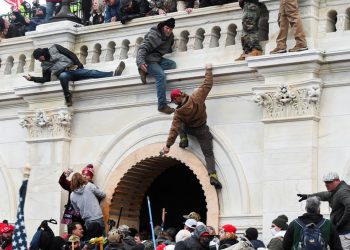 El jueves por la noche, la policía del Capitolio de Estados Unidos rechazó versiones sobre la muerte de un elemento que resultó herido ayer