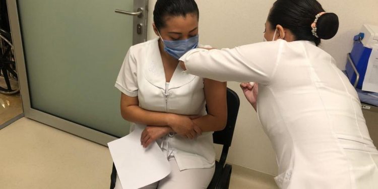 Llegaron 750 dosis de la vacuna antiCOVID-19 para cubrir la primera línea del personal de salud de la Clínica-Hospital de Aplicación Púbico Privada del ISSSTE en Yucatán