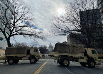 Dos miembros de la Guardia Nacional que vigilan la toma de protesta de Joe Biden fueron señalado de tener vínculos con las milicias de extrema derecha que asaltaron el Capitolio