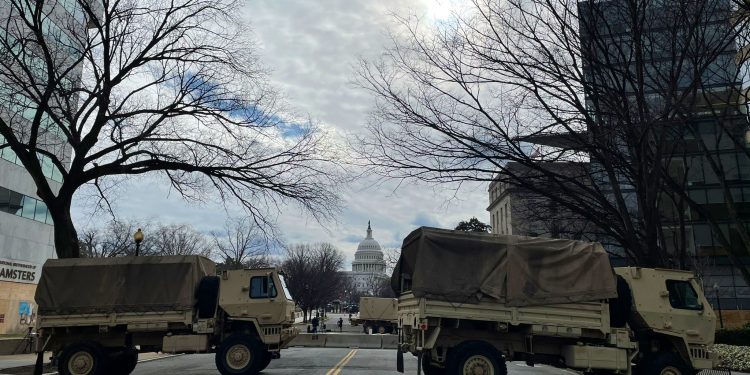 Dos miembros de la Guardia Nacional que vigilan la toma de protesta de Joe Biden fueron señalado de tener vínculos con las milicias de extrema derecha que asaltaron el Capitolio