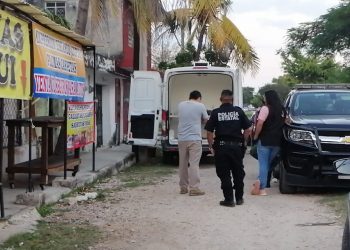 Una pareja que llegó a visitar a una persona de la tercera edad que vivía solo en un una casa que rentaba ubicada en la calle 90 y 59 del centro lo halló muerto