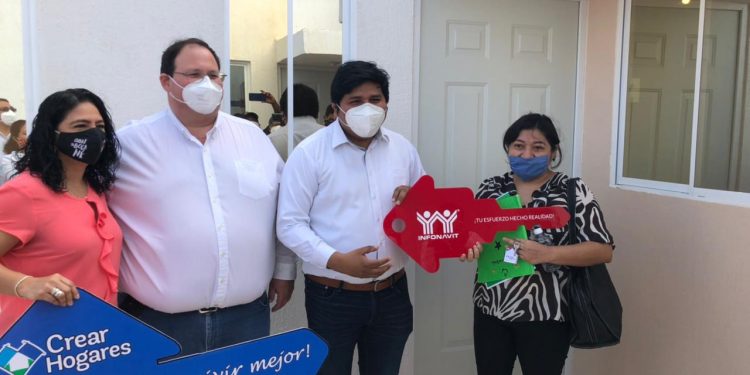 El Secretario General y Jurídico del Infonavit nacional, Rogerio Castro Vázquez, entregó 18 casas en el fraccionamiento Alameda Parque Residencial de Kanasín