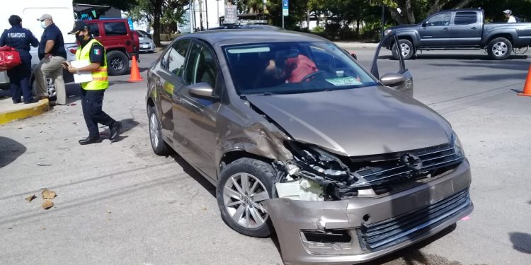 Despistado conductor que ignoró el semáforo ocasionó una carambola, en el norte de la ciudad, en el cual estuvieron implicados tres vehículos, con un saldo de dos lesionados