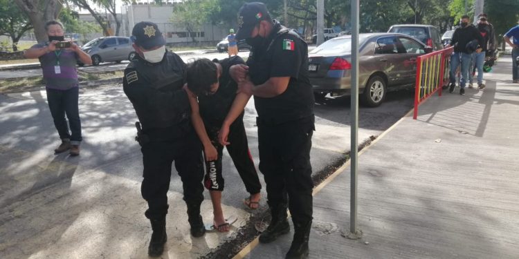 Joven completamente intoxicado chocó dos autos y se dio a la fuga atravesando un área verde y estampándose finalmente con una escuela