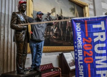 La Cámara de Representantes de Estados Unidos aprobó una resolución que insta al vicepresidente Mike Pence a destituir al presidente Trump de su cargo