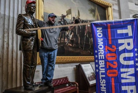 La Cámara de Representantes de Estados Unidos aprobó una resolución que insta al vicepresidente Mike Pence a destituir al presidente Trump de su cargo