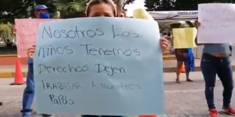 Tras protesta de tianguistas que exigen poder ganarse la vida, funcionario del ayuntamiento de Mérida los recibió