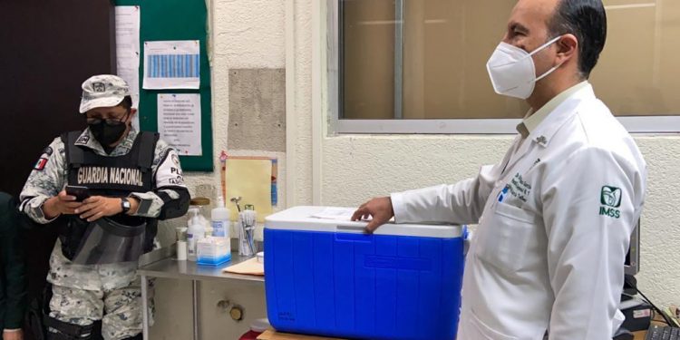 Autoridades de la Oficina de Representación en Yucatán, del Instituto Mexicano del Seguro Social (IMSS), recibieron las vacunas contra COVID-19