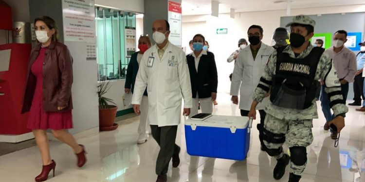 Autoridades de la Oficina de Representación en Yucatán, del Instituto Mexicano del Seguro Social (IMSS), recibieron las vacunas contra COVID-19