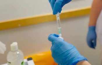 Según los epidemiólogos australianos, la administración de la vacuna AstraZeneca debe detenerse inmediatamente:muestra una eficacia de solo el 62%