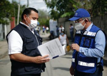 El alcalde Renán Barrera supervisó los trabajos del programa de bacheo del ayuntamiento de Mérida en la colonia Santa Rosa