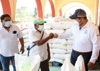 Gobierno del Estado continúa entregando sacos de azúcar para apoyar a personas que se dedican a la apicultura / Titular de la Seder acudió al municipio de Tixcacapul