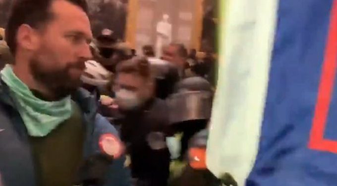 Piden le quiten las medallas olímpicas a Klete Keller, ganador de la medalla de oro del Equipo Olímpico de Natación de los Estados Unidos, por participar en el asalto violento al Capitolio