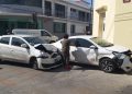 Choque mañanero en el centro de Mérida en la calle 66 y 61 / Mirage impactó a un Versa / Policía municipal auxilió a los conductores
