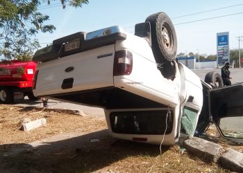 Se pasó alto a toda velocidad en el periférico y provocó choque: terminó  volteado con toda la familia dentro del vehículo