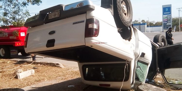 Se pasó alto a toda velocidad en el periférico y provocó choque: terminó  volteado con toda la familia dentro del vehículo