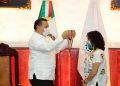 El alcalde Renán Barrera entrega la medalla Héctor Herrera “Cholo” a la maestra y titiritera Andrea Herrera López en sesión solemne de Cabildo