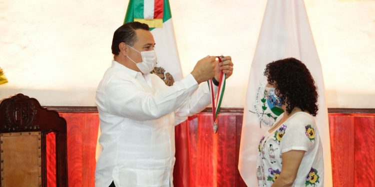 El alcalde Renán Barrera entrega la medalla Héctor Herrera “Cholo” a la maestra y titiritera Andrea Herrera López en sesión solemne de Cabildo