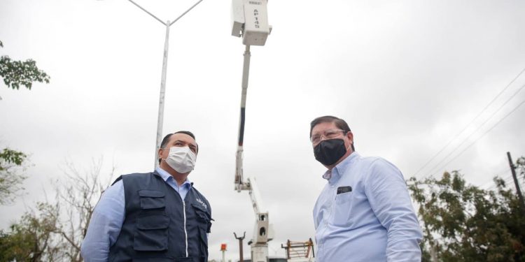 El alcalde de Mérida, Renán Barrera, supervisó los trabajos de cambio de luminarias de vapor de sodio por luminarias LED de 108 watts, con tecnología que permite el monitoreo