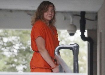 Los perseguidos políticos, Edward Snowden y Julian Assange quedaron excluidos de los indultos del presidente saliente Donald Trump / También dejó fuera a Reality Winner, encarcelada en una prisión federal