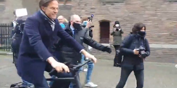 Cayó el derechista gobierno holandés tras destaparse caso de acusaciones falsas de fraude contra familias de origen extranjero que terminaron en quiebra por presiones gubernamentales