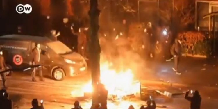 Los Países Bajos padecen una ola de disturbios por tercer día consecutivo como no se veían desde hace décadas en rechazo de las medidas de confinamiento y toque de queda