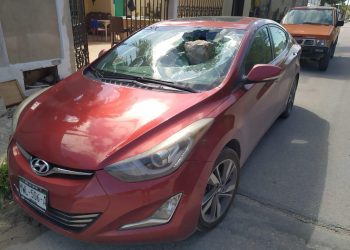 Arrojan enorme roca contra parabrisas de ciudadano en Progreso / Denuncia agresiones por denunciar mal estado de calles en dicho municipio, afirma en carta a nuestra redacción