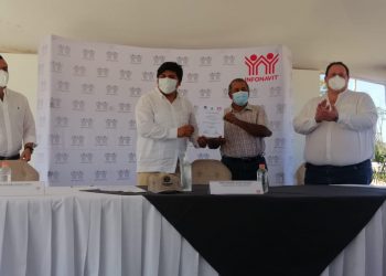 Alta colocación de créditos del Infonavit aún con pandemia  /El secretario General del Instituto, Rogerio Castro Vázquez, entregó las primeras escrituras en el nuevo desarrollo Yaxnah Residencial