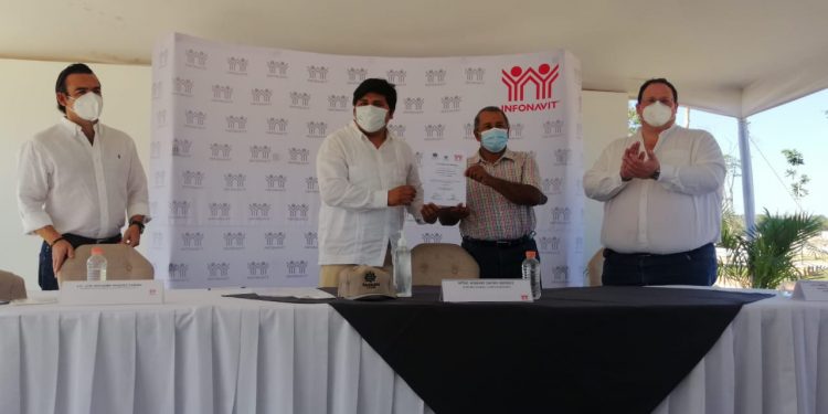 Alta colocación de créditos del Infonavit aún con pandemia /El secretario General del Instituto, Rogerio Castro Vázquez, entregó las primeras escrituras en el nuevo desarrollo Yaxnah Residencial