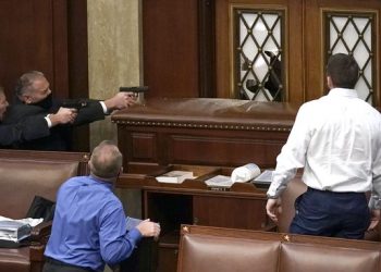 Políticos y empresarios piden al vicepresidente Mike Pence que invoque la Enmienda 25 para destituir a Donald Trump tras la intentona golpista en el Capitolio