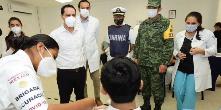 En Valladolid, el gobernador Mauricio Vila Dosal continúa supervisando la aplicación de la vacuna contra el coronavirus al personal de salud de las áreas COVID