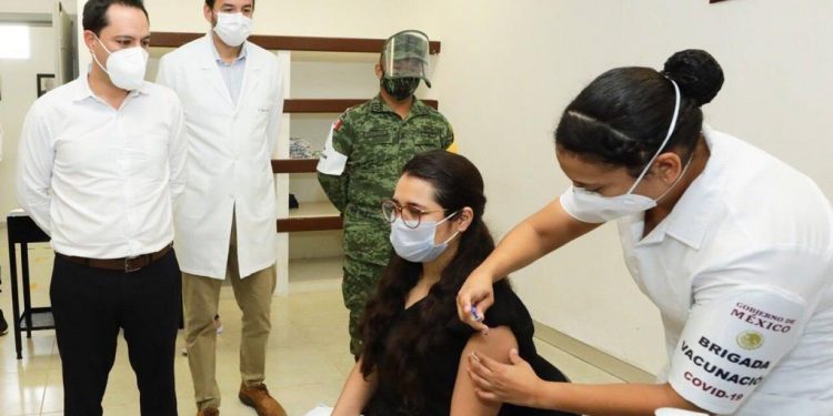 En Valladolid, el gobernador Mauricio Vila Dosal continúa supervisando la aplicación de la vacuna contra el coronavirus al personal de salud de las áreas COVID